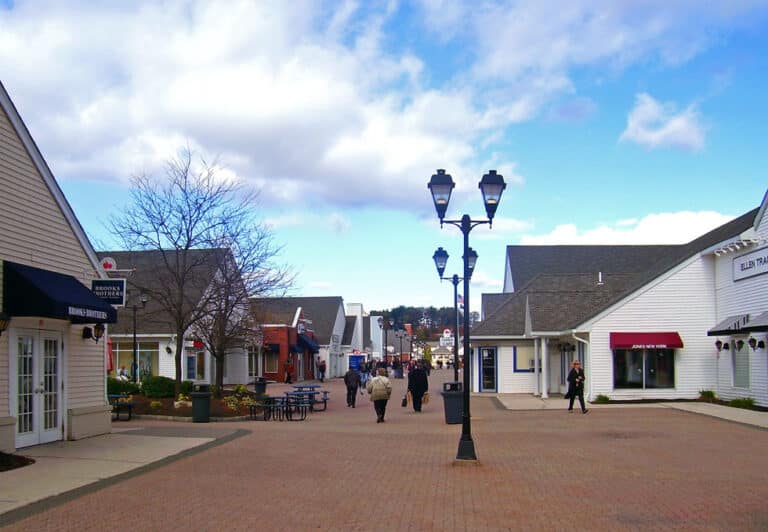Woodbury Commons promenade